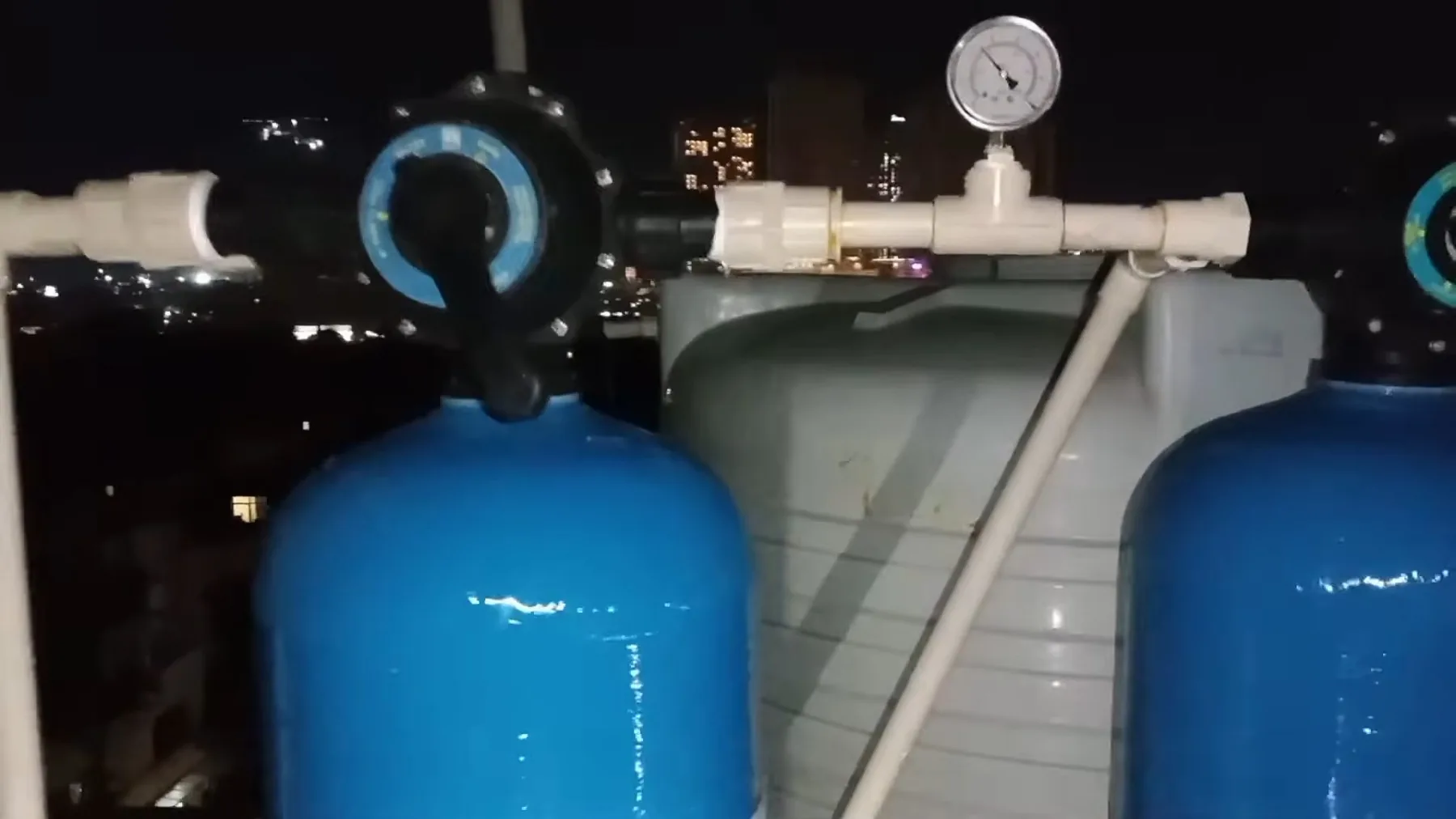 Water softener tanks fitted with a pressure gauge