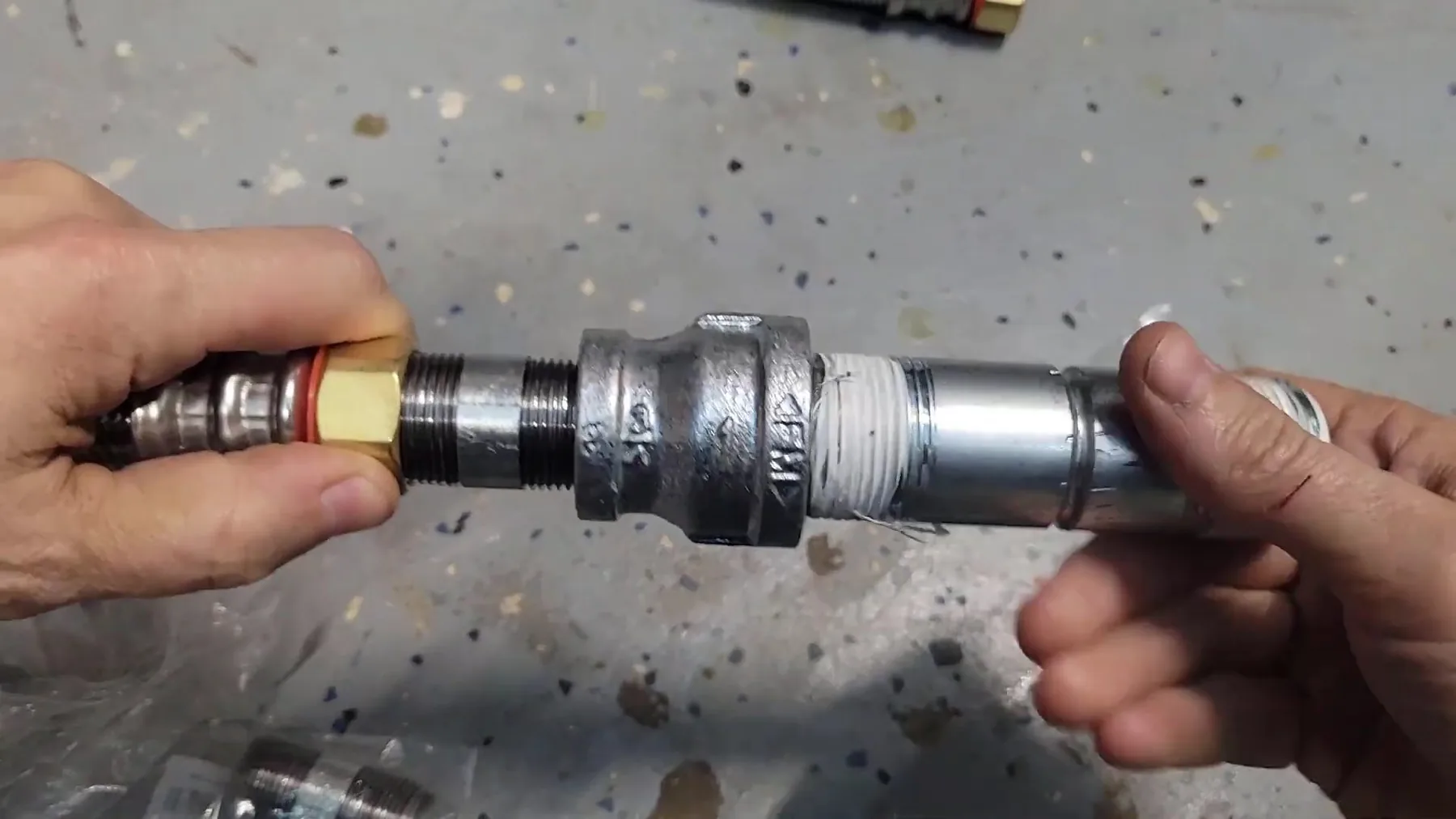 Coupling connecting gas supply pipes to a water heater