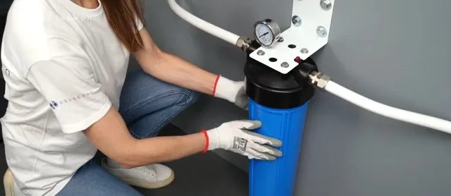 Filter canister being mounted under its support bracket