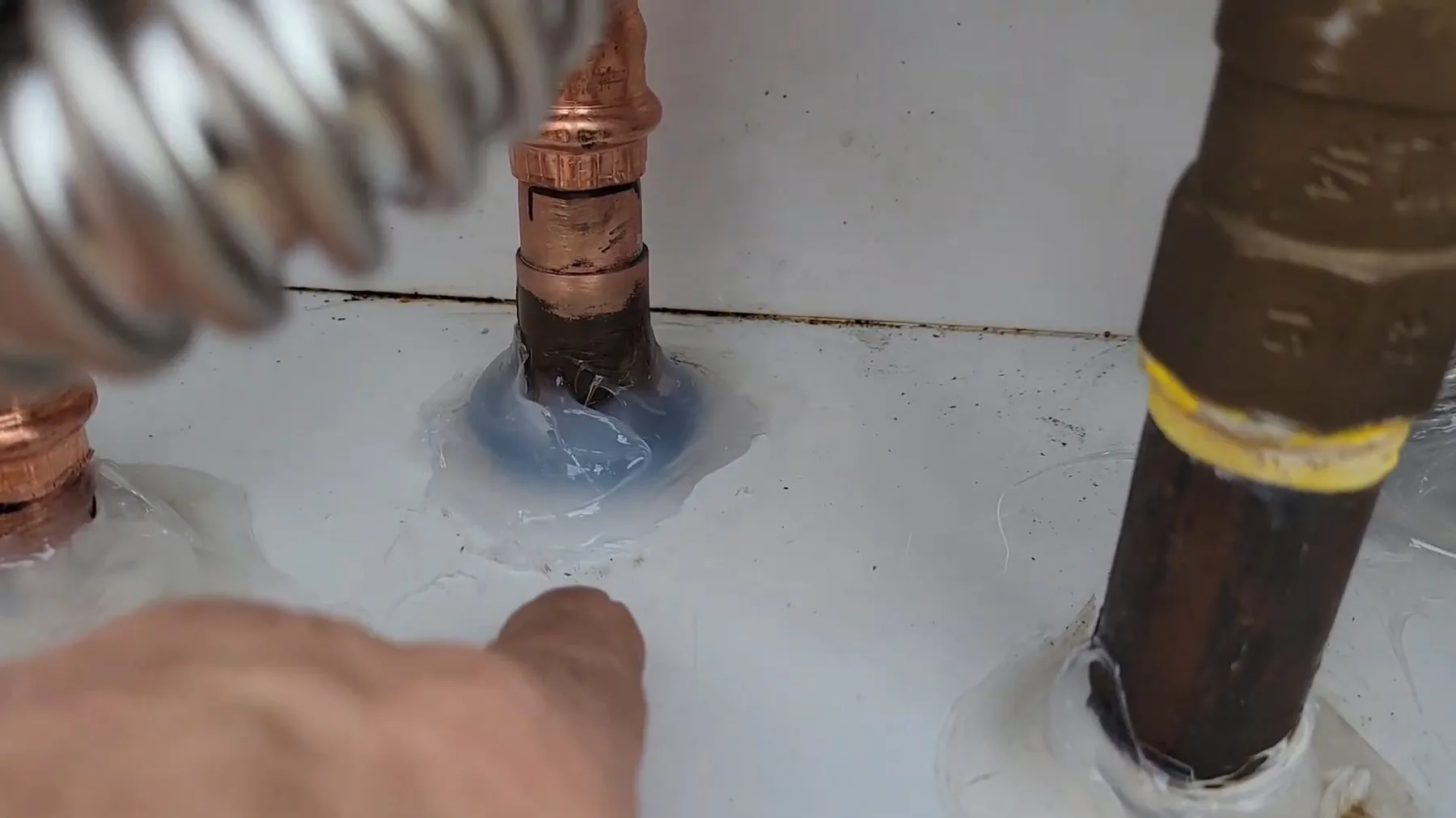 Gas connection fitted to a tankless water heater