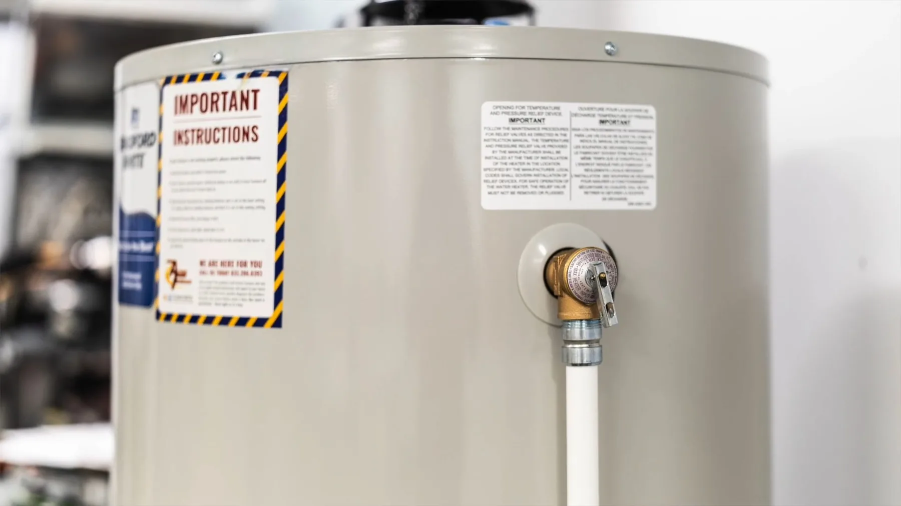 Supply line connection fitted to the top of a water heater tank